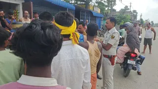 मजदूरों से लदे ट्रैक्टर ने बाइक को मारी आमने-सामने की टक्कर; पुलिस ने जब्त किए दोनों वाहन, चालक की तलाश में छापेमारी
