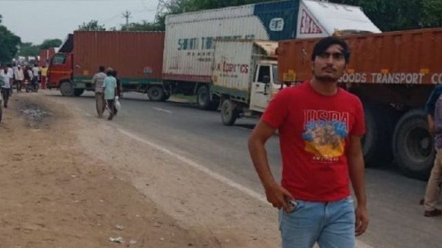 गुरुग्राम में सड़क पार कर रहे बुजुर्ग को ट्रॉले ने 100 मीटर तक घसीटा, मौत के बाद ग्रामीणों ने लगाया जाम
