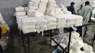 हापुड़ में खाद्य सुरक्षा विभाग ने दो कुंतल संदिग्ध पनीर पकड़ा, सैंपल लेकर नष्ट कराया।