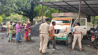 झेनागढ़िया गांव में घटना की जांच करती पुलिस। (फोटो जागरण)