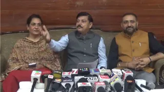 शिमला में पत्रकार वार्ता करते भाजपा प्रवक्ता राजिंद्र राणा व अन्य।