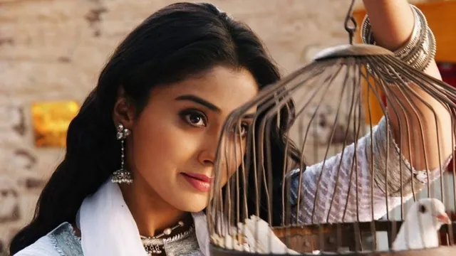  19 साल बाद भी नहीं बदलीं Awarapan की 'आलिया', 43 की उम्र में भी खूबसूरती से ढहाती हैं कहर