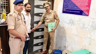 फिरोजाबाद में सॉल्वर गैंग सदस्य की संपत्ति सीज करती पुलिस।