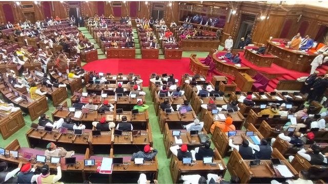 उच्च सदन में पेपर लीक पर सपा का जोरदार हंगामा, सरकार से जवाबदेही की मांग
