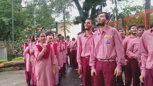 देहरादून में एनआइईपीवीडी छात्रों का जोरदार प्रदर्शन, प्रबंधन से लैपटॉप और सुविधाओं की मांग