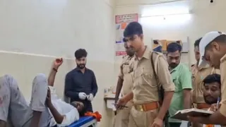 आजमगढ़ में श्रद्धालुओं की कार ट्रेलर से टकराई, बाबा बैद्यनाथ धाम से लौटते समय हुआ हादसा।