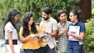 स्नातक प्रथम वर्ष में प्रवेश के लिए जारी दूसरी मेरिट सूची ने पहली सूची से बाहर रह गए सैकड़ों विद्यार्थियों की उम्मीदें बढ़ा दी हैं। प्रतीकात्मक तस्वीर