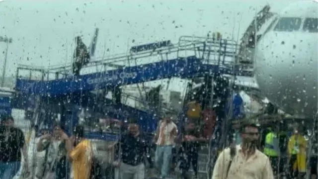 दिल्ली एयरपोर्ट पर बारिश के बीच इंडिगो के यात्री का गुस्सा फूटा, 'कैटल क्लास' बोल एयरलाइन और डायल को घेरा