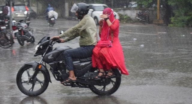 UP Weather Today: आज और कल लखनऊ समेत 35 जिलों में बरसेंगे बादल, आठ से थमेगा बारिश का दौर
