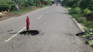 दो अलग-अलग जगहों पर पुलिया का एप्रोच धंस गया है। इससे खतरा बढ़ गया है। फोटो: जागरण