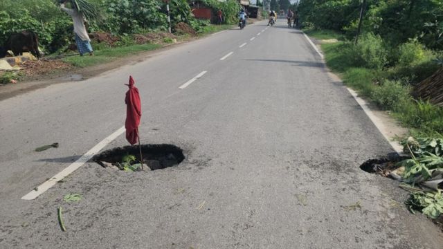बेतिया - गोपालगंज रूट पर आवागमन हुआ खतरनाक, बारिश में धंसा पुलिया का एप्रोच
