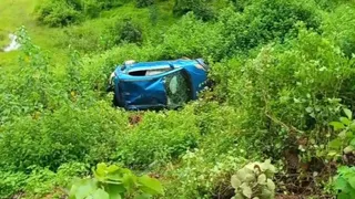 सोनभद्र में बाइक सवार को बचाने में खाई में गिरी कार, तीन बैंककर्मी बाल-बाल बचे।