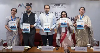 रिपोर्ट जारी करते लेफ्ट से अक्षिमा घाटे, औन अब्दुल्ला, आशीष कुकरेजा, मृणालिनी श्रीवास्तव और डाॅ. देबोलिना कुंडू। जागरण