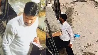 प्रशासन के अधिकारियों के निर्देश पर यमुना विहार में रेस्तरां का सबमर्सिबल सील करता बाहरी व्यक्ति सीसीटीवी कैमरे में हुआ कैद