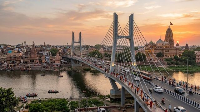 बांके बिहारी के भक्तों को जाम से मिलेगी मुक्ति, मथुरा शहर में घुसे बिना सस्पेंशन ब्रिज से सीधे पहुंचेंगे मंदिर, जानें नया रूट