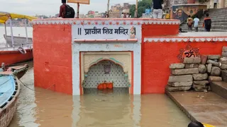 वाराणसी में गंगा का जलस्तर बढ़ा मणिकर्णिका घाट डूबा प्रशासन सतर्क।
