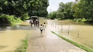 मीरजापुर में मूसलाधार बारिश से सुसुवार नदी में बाढ़, हलिया-ददरी मार्ग बंद।