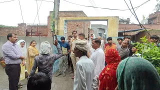 स्कूल में जमा लोग।