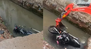 नाले में गिरी बाइक। जागरण