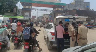 वाहनों की हो रही जांच। जागरण