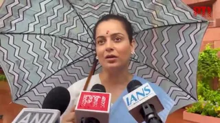 दिल्ली में संसद भवन के बाहर मीडिया से बात करती हुईं सांसद कंगना रनौत। पीटीआई