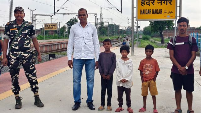 खलारी से गायब तीनों बच्चे पलामू के हुसैनाबाद से सकुशल बरामद, आरोपी रंजीत सिंह गिरफ्तार
