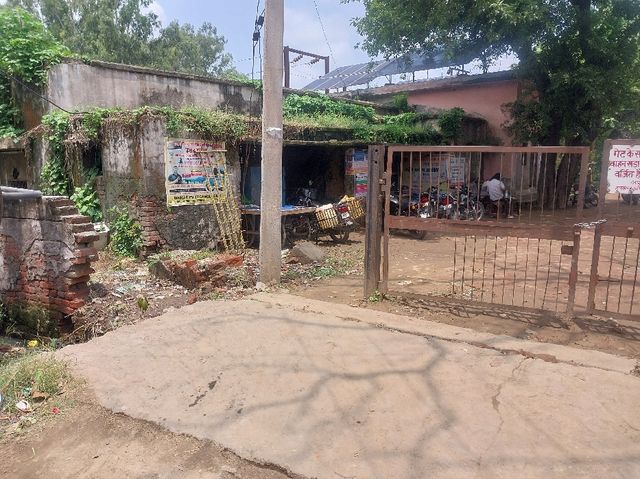 सहारनपुर: बरसात में टपकती छत के नीचे चल रहा 33 KV का बिजलीघर, जोखिम उठाकर बिजली आपूर्ति करा रहे कर्मचारी