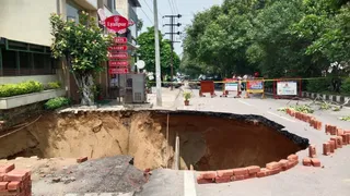 जमीन धंसने के बाद पड़ा गड्ढा।