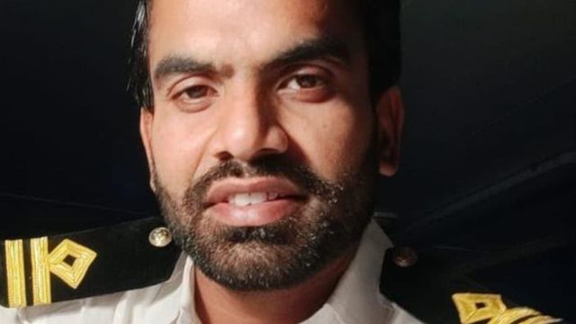 यूक्रेन हमले में जान गंवाने वाले मर्चेंट नेवी अफसर सागर गुप्ता का कानपुर में अंतिम संस्कार, बड़े भाई ने दी मुखाग्नि