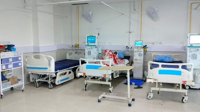 नोएडा जिला अस्पताल में डायलिसिस यूनिट में मरीजों की जान से खिलवाड़; फर्श पर खून और गंदगी, संक्रमण का बड़ा खतरा
