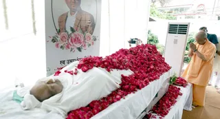 रसड़ा विधानसभा सीट से बसपा विधायक उमाशंकर सिंह के शव पर पुष्प अर्पित करते सीएम योगी । जागरण