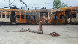 सिमरीबख्तियारपुर रेलवे स्टेशन पर खड़ी क्षतिग्रस्त ट्रेन