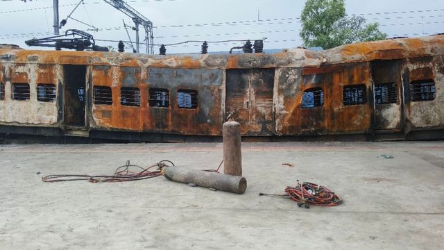 सिमरीबख्तियारपुर रेलवे स्टेशन पर क्यों खड़ी है क्षतिग्रस्त बोगी? 2 दिन पहले लगी थी आग, 1 ही प्लेटफॉर्म से चल रहीं ट्रेनें
