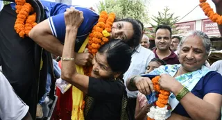 स्काटलैंड के ग्लासगो में कांस्य पदक विजेता उन्नति शर्मा के डिफेंस कालोनी स्थित आवास के बाहर पहुंचने पर गले लगाकर खुशी मनाती नानी किरन। जागरण