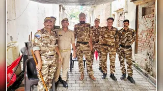संभल जामा मस्जिद पर तैनात आरआरएफ के जवान। जागरण