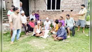 नेपाल के सीमावर्ती गांव निशानी टोल में आपस में बातचीत करते नेपाली नागरिक। जागरण