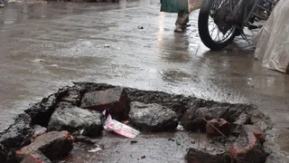 अलीगढ़ स्मार्ट सिटी में सड़क पर हुआ होल।