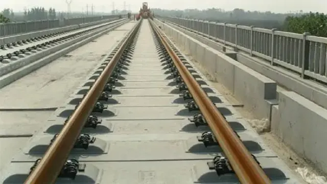 Indian Railway News: अमृत भारत स्टेशनों पर बिछेंगे बिना पत्थर वाले ट्रैक, ट्रेनों की गति पर नहीं पड़ेगा असर