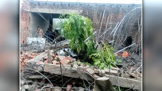 हसनपुर के ताजपुर डूंगर गांव में गिरा निर्माणाधीन लैंटर। जागरण