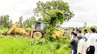 संभल के गांव हबीबपुर में महिष्मती नदी की भूमि से अवैध कब्जा हटाता बुलडोजर