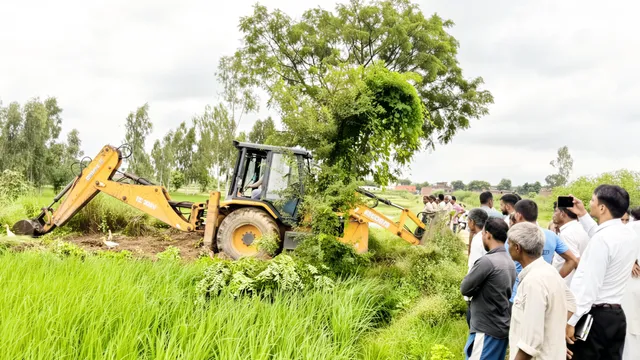 संभल में महिष्मति नदी पर चला बुलडोजर: 8 KM लंबी पौराणिक नदी से हटा अवैध कब्जा, जानें क्या है नया प्लान
