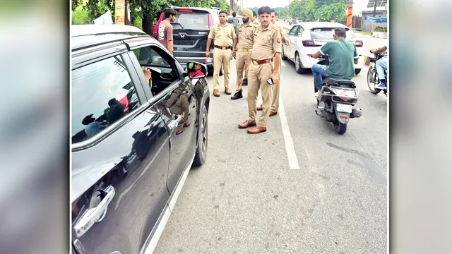 'बचाओ-बचाओ' का शोर, कार पर भगवा झंडा... मुरादाबाद में 5 घंटे चला पुलिस का हाई-वोल्टेज ड्रामा
