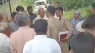 हाथरस में रोडवेज बस में बिना टिकट सवार हुआ दरोगा कंडक्टर से उलझते हुए। फोटो: वीडियो ग्रैब