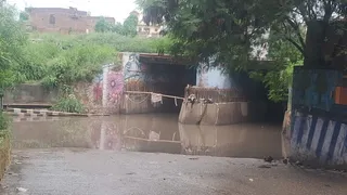 दोमोरिया पुल के नीचे एकत्रित पानी।