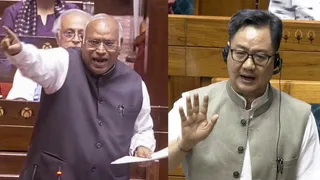 विपक्ष ने अमित शाह की सदन में मौजूदगी की मांग की (फोटो-पीटीआई)