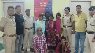 मानव तस्करी के मामले में पकड़े गए आरोपित और आरपीएफ के अधिकारी।