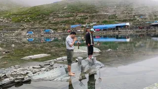 मणिमहेश शिव कुंड में पूजा करते उपायुक्त चंबा मुकेश रेप्सवाल।