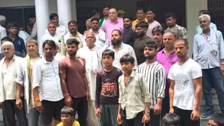 अंत्येष्टि स्थल निर्माण की मांग करते मथुरा में मुकुंदपुर के लोग।