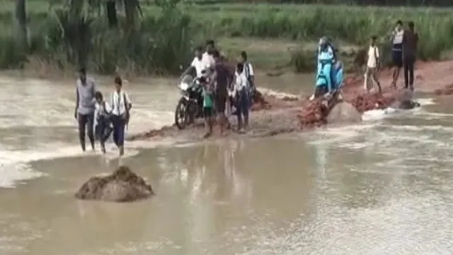 फिर डूबने लगा आरा के शाहपुर-बनाही स्टेशन रोड, शाम तक पूरी तरह कट सकता है संपर्क; हजारों लोगों की बढ़ी चिंता
