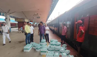 वाणिज्य विभाग की टीम ने अमृत भारत एक्सप्रेस की पैंट्री कार में औचक निरीक्षण कर 360 अनधिकृत पैकेज्ड पेयजल की बोतलें जब्त की हैं।